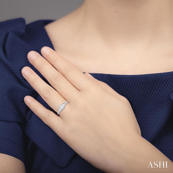 Cushion Shape Lovebright Essential Diamond Signet Ring View 4