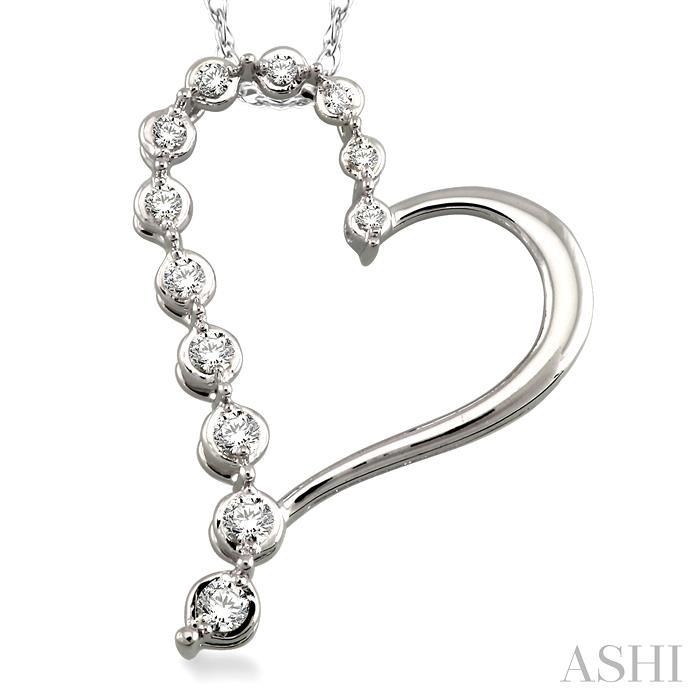 Heart Shape Half Journey Diamond Fashion Pendant View 3